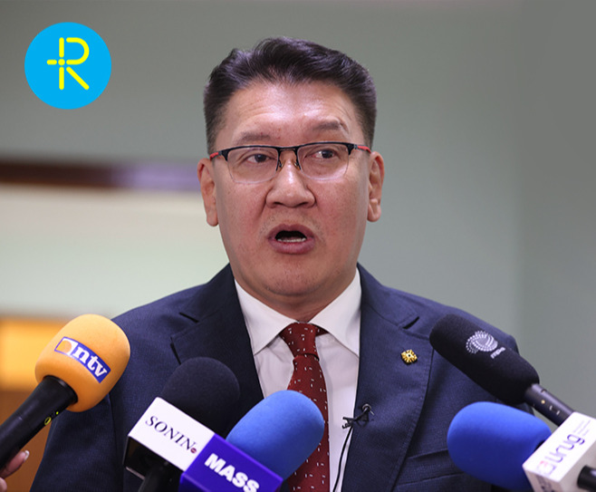 Б.Жавхлан: Надад цоожлуулаад сууж байдаг Бага хурлын гишүүн гэж байх уу. Нэг өрөөндөө хоол идээд байж байсан нь үнэн